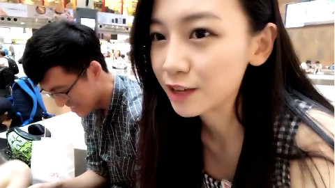 路人男女街头拥吻,单身女主播在旁看哭了